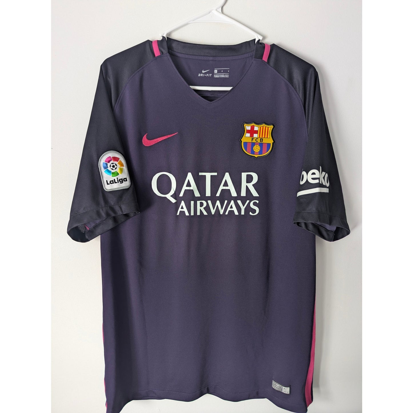 FC Barcelona 2016–17 Away Iniesta Jersey – Men’s Large | Nike Football Shirt