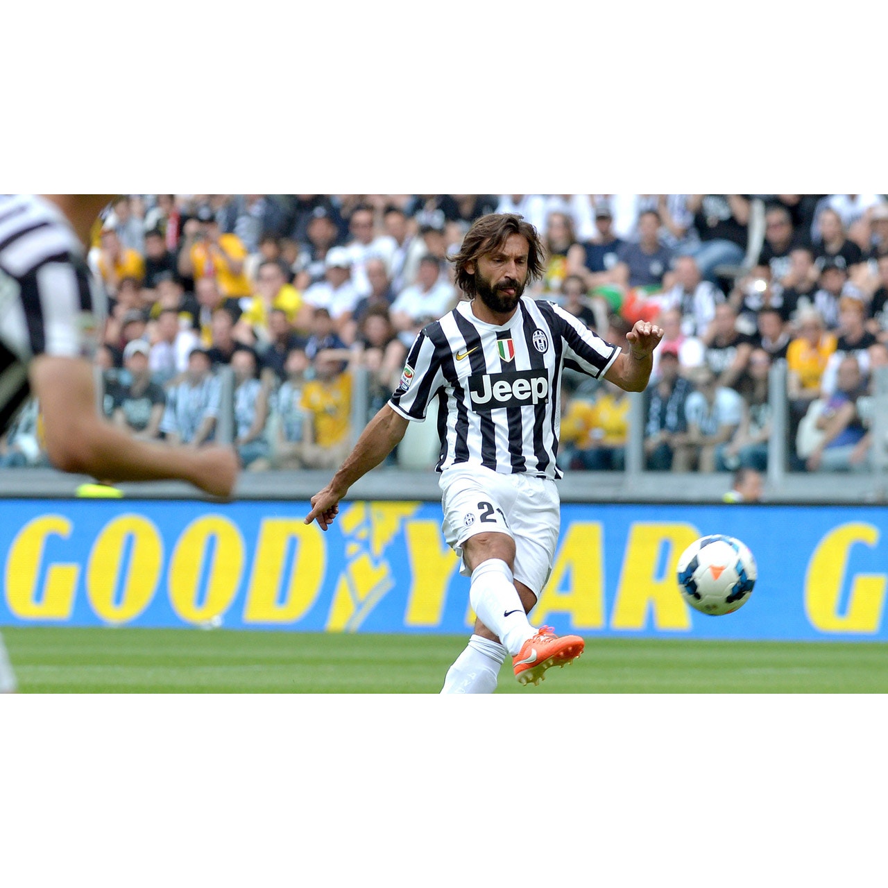 Juventus 2013-14 Andrea Pirlo Home Jersey Men’s Large Nike Serie A Soccer Shirt
