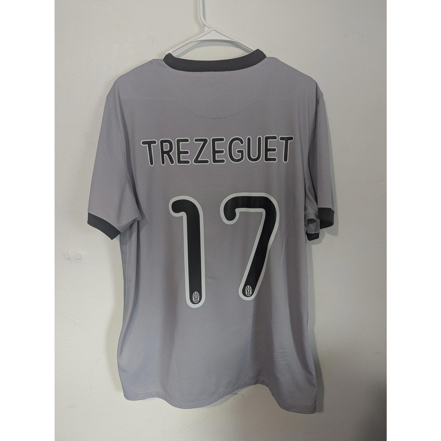 Juventus 2009-10 Away Jersey – David Trezeguet #17 – Men’s Large